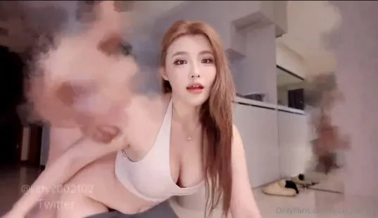 在家运动中结果被当健身器材 kitty