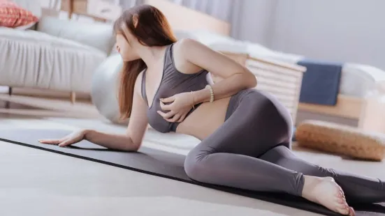 XHX-0007 不穿胸罩练瑜伽的巨乳姐姐 诱惑男友兄弟被大量中出