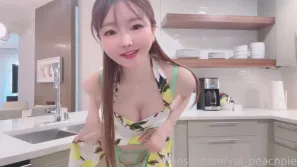 淫荡家庭主妇勾引修水管工人被操到潮吹