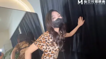 绿帽奴无能的丈夫妻子只能寻求小王的帮助