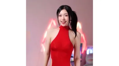 红旗袍黑丝大长腿整个母狗姿态高清自慰欠操