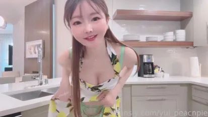 淫荡家庭主妇勾引修水管工人被操到潮吹