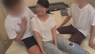 [无码版]FC2PPV-935904 原本要玩3P结果却变成4P