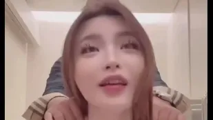 在厕所被大肉棒插到快站不住长腿美乳御姐，隐忍的表情直接高潮射了！