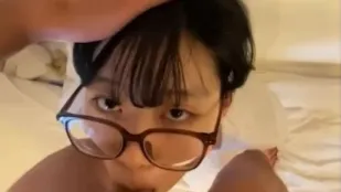 戴起眼镜来很骚哦！